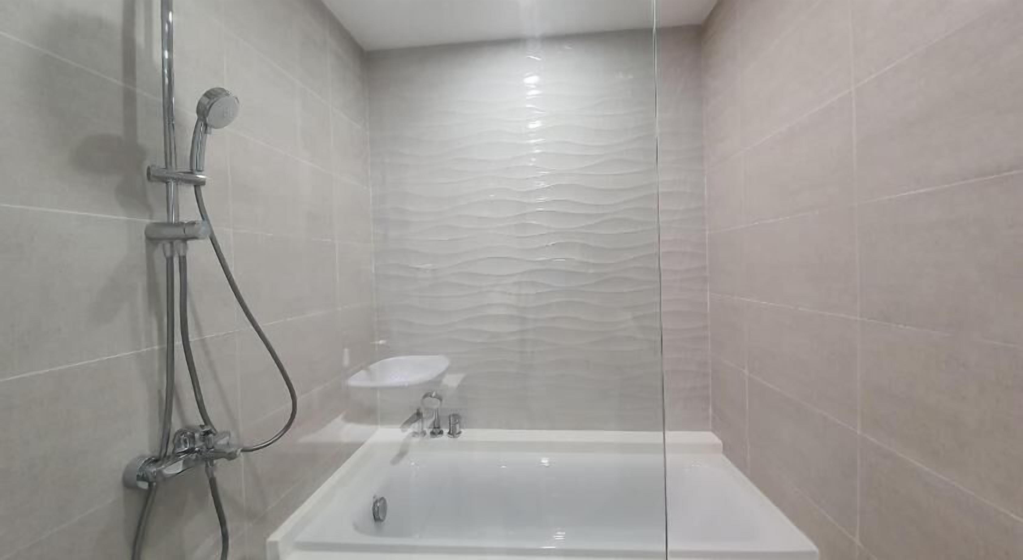 Family Apartment | Bathroom | Shower, rainfall showerhead, hair dryer, towels