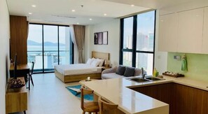 Desk, free WiFi - Wise Stay Scenia Bay Nha Trang (Nha Trang)