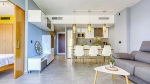 Un apartamento moderno con comedor, cocina y sala de estar.