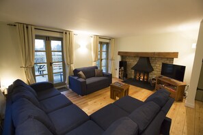 Smart TV, fireplace, ping pong, books