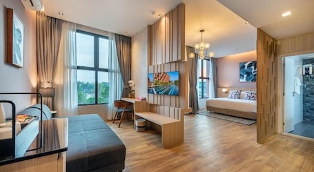 Executive Room | 1 bedroom, in-room safe, iron/ironing board, free WiFi