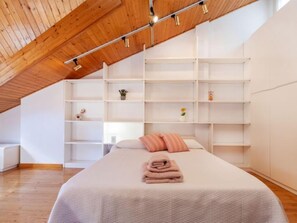 3 bedrooms, desk, internet