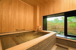 Baignoire et douche séparées, baignoire d'eau douce
