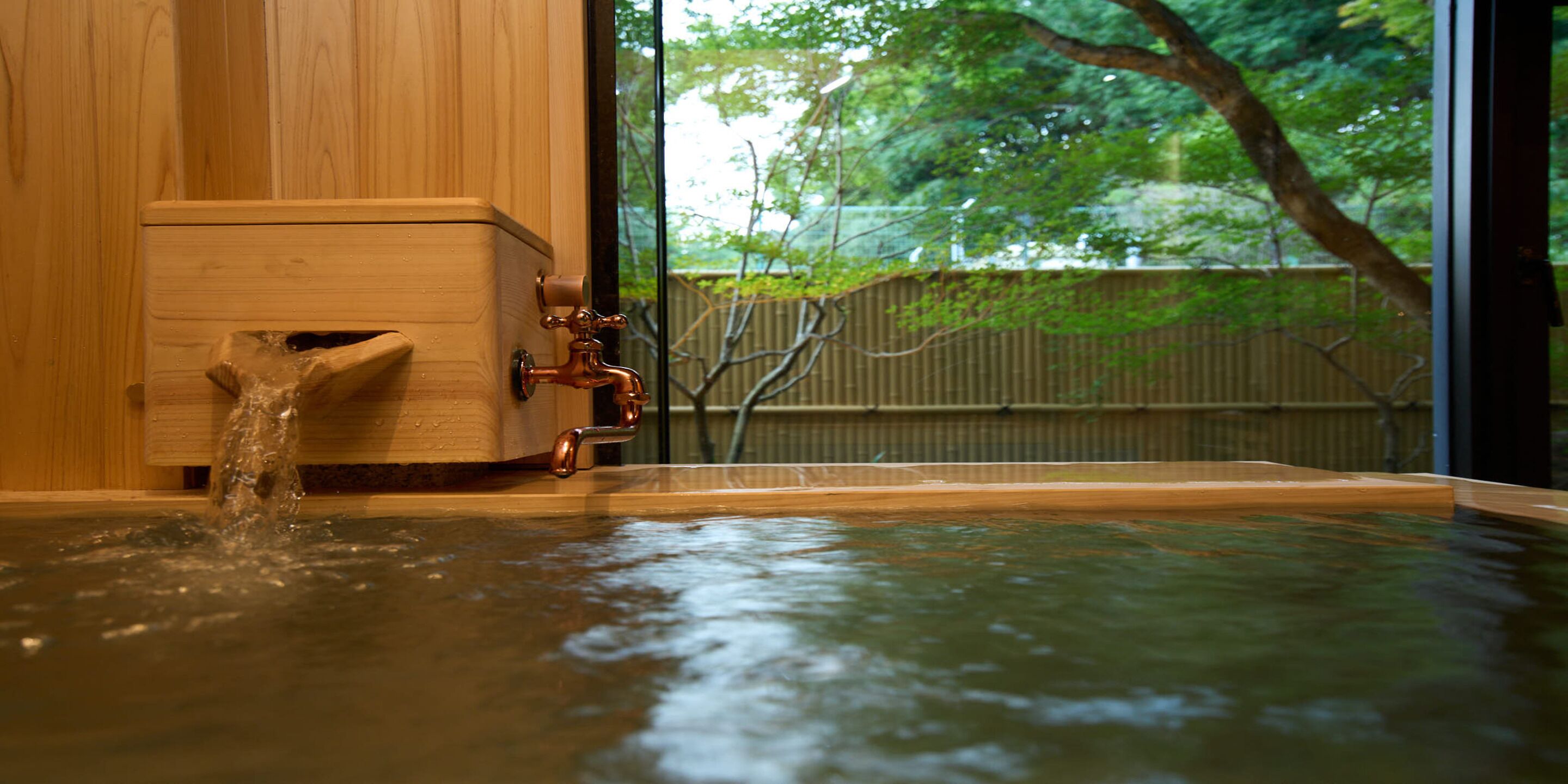 Separate tub and shower, spring water tub, free toiletries, hair dryer