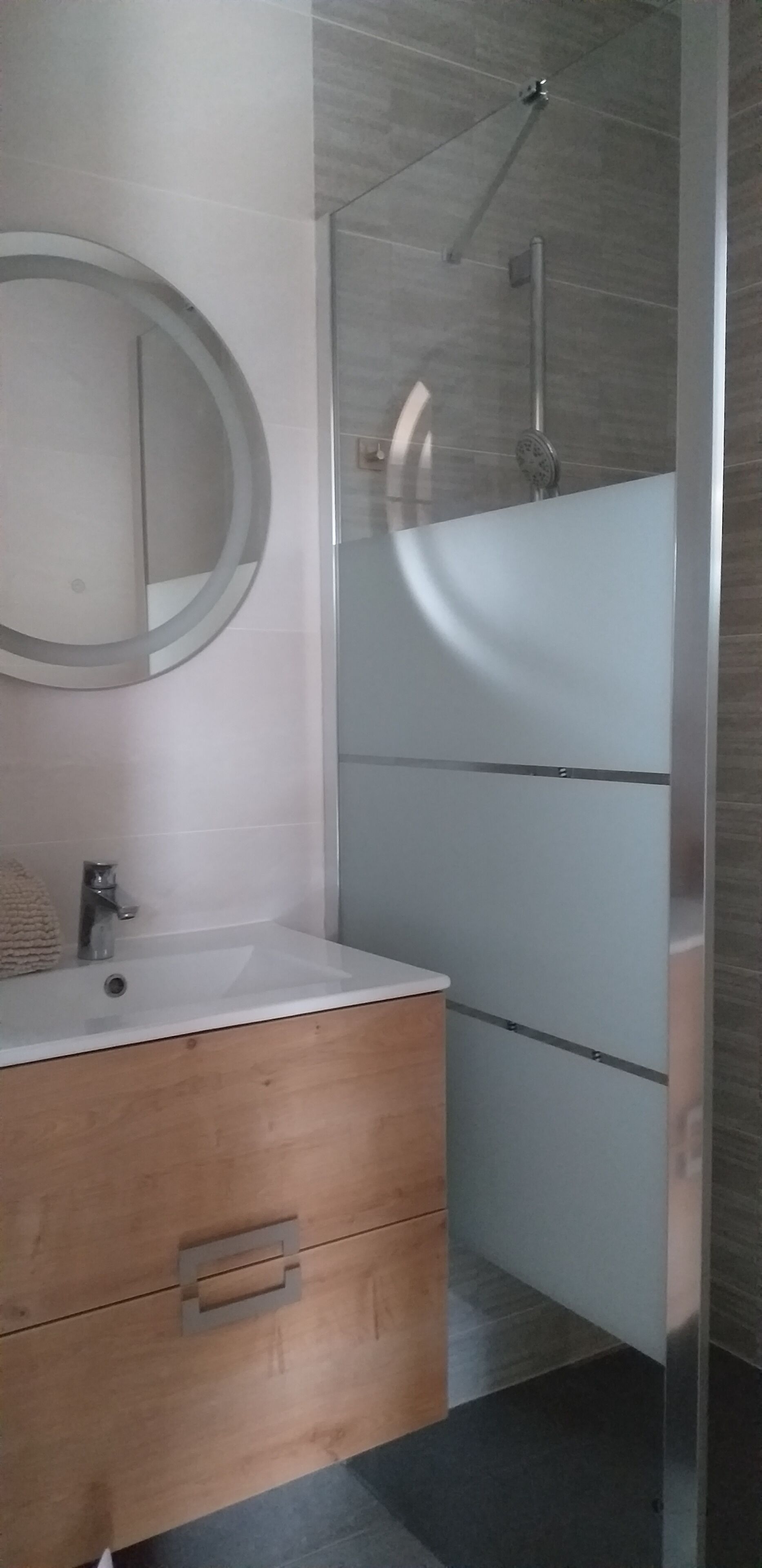 Douche, sèche-cheveux, serviettes fournies, papier toilette