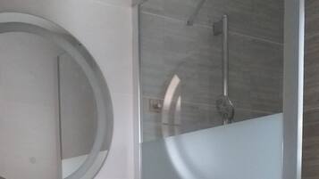 Douche, sĂšche-cheveux, serviettes fournies, papier toilette