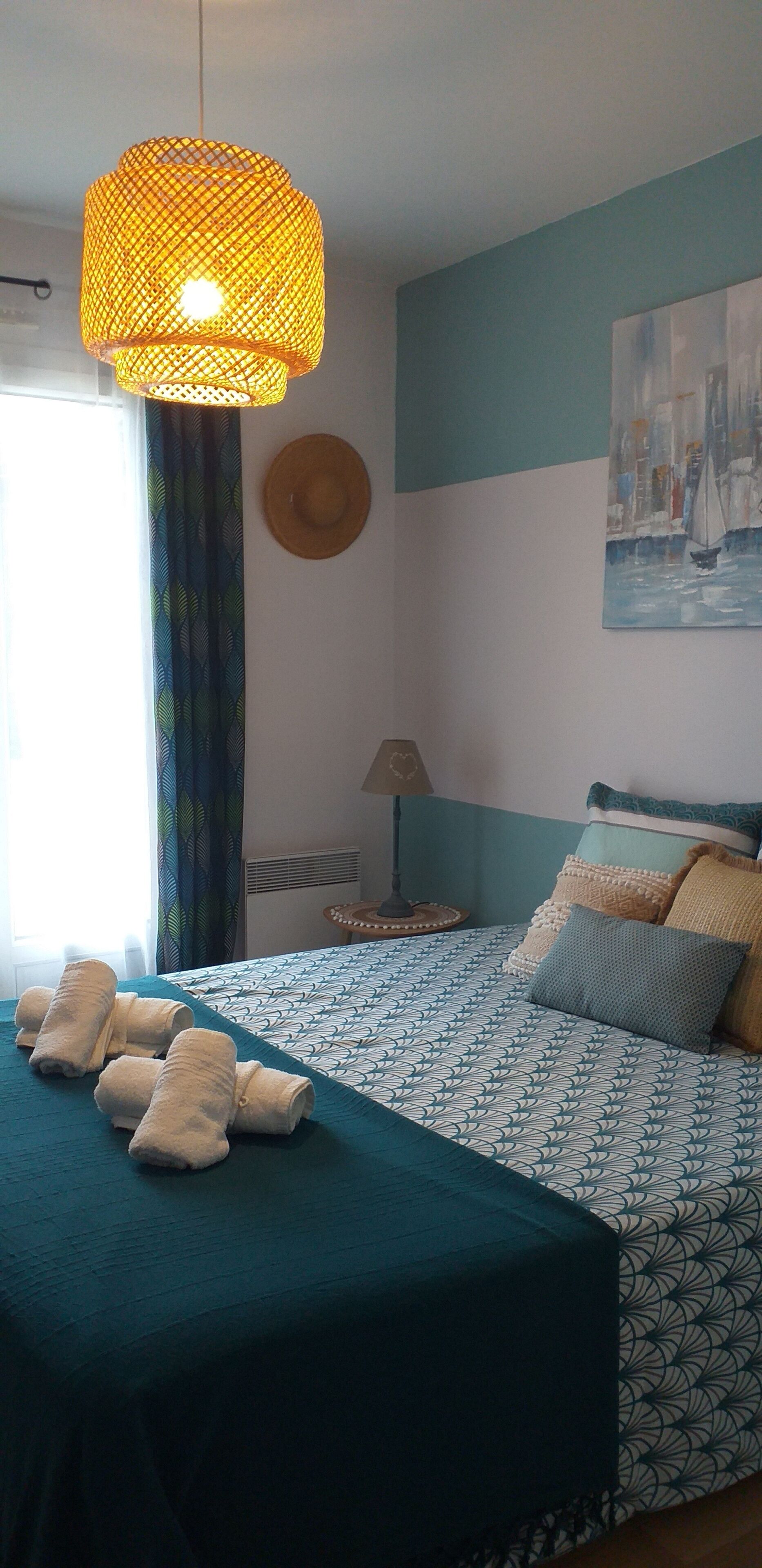 3 habitaciones, tabla de planchar con plancha y cuna de viaje 