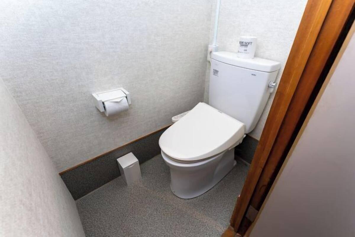 Bathroom | Combined shower/tub, hair dryer, slippers, towels