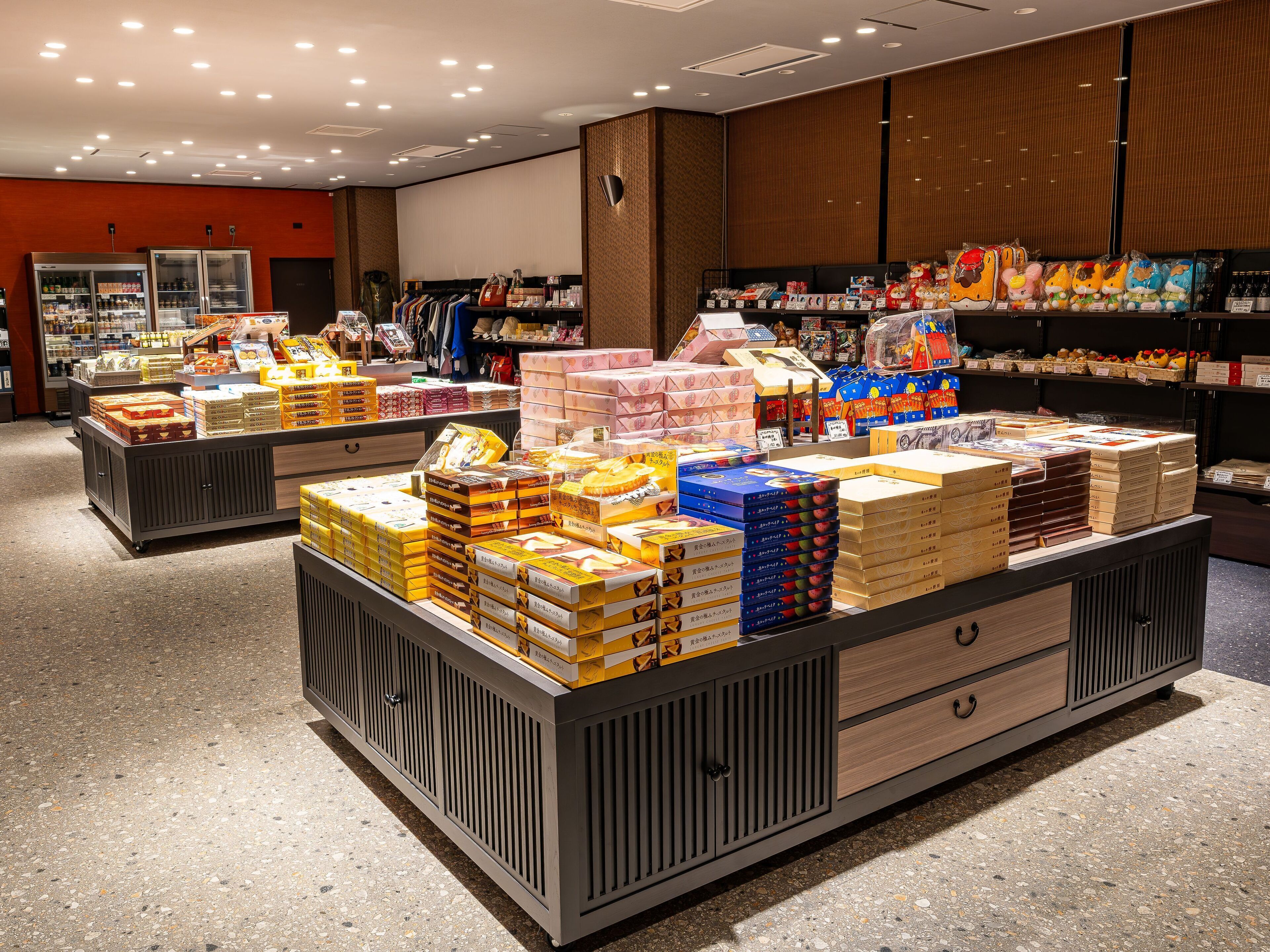 Una tienda bien iluminada con diversos productos envasados a la vista, incluyendo aperitivos y productos en caja.