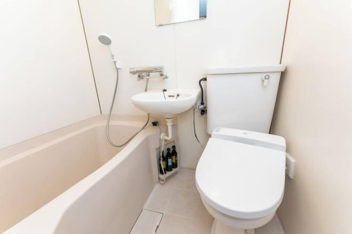 Bathroom | Combined shower/tub, hair dryer, slippers, towels
