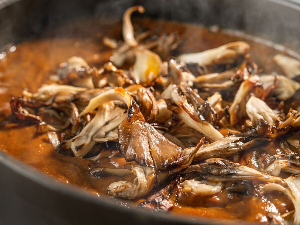 Primer plano de pulpo cocido en una sartén.