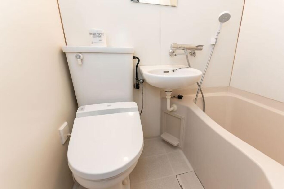 Une salle de bain avec des toilettes, un lavabo et une baignoire.