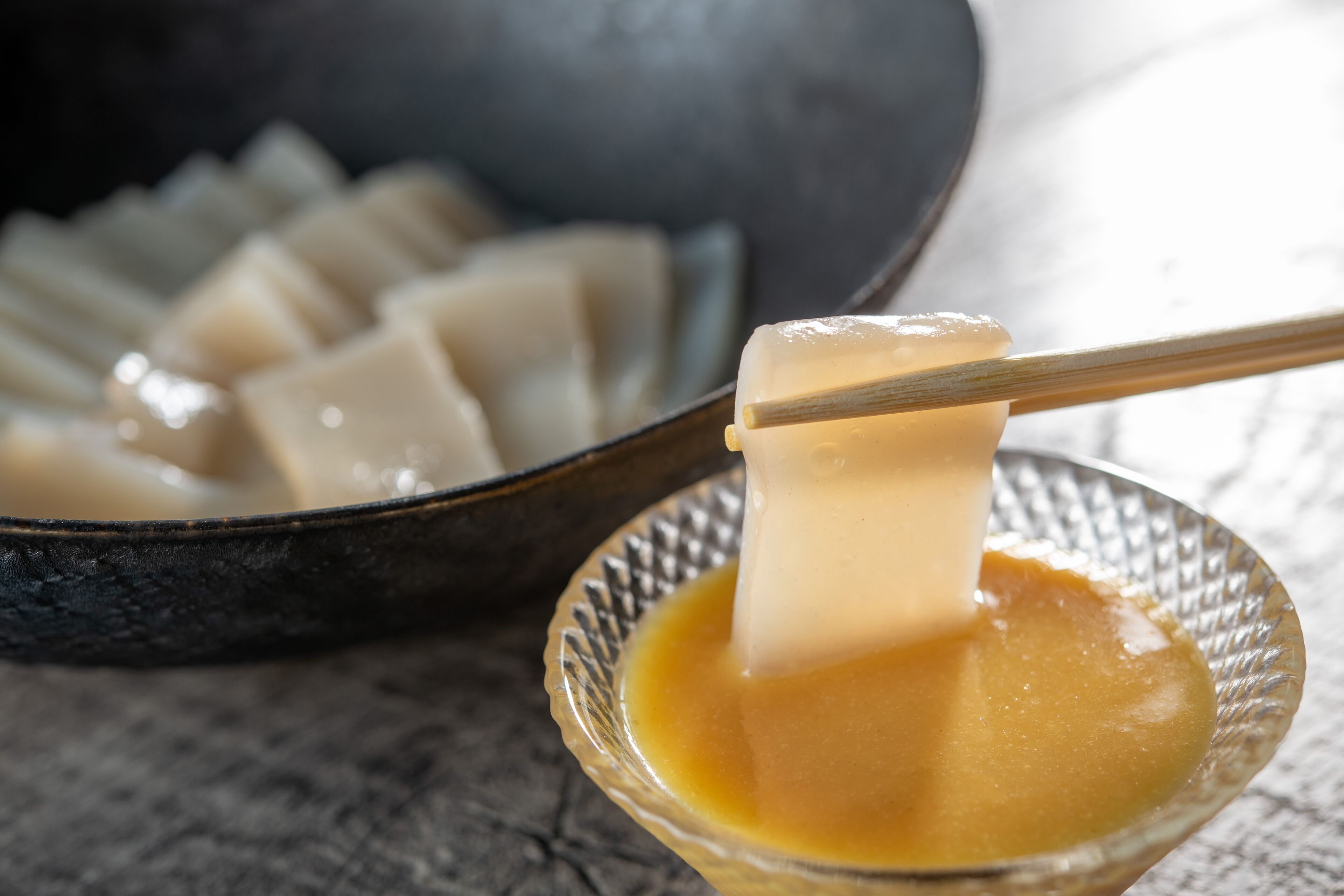 Un bol de nourriture avec une cuillère.