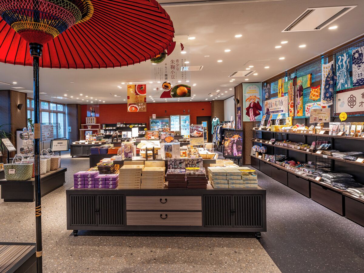 Un magasin de détail où sont exposés divers produits, notamment des boîtes et des sacs.