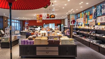 Un magasin de détail où sont exposés divers produits, notamment des boîtes et des sacs.