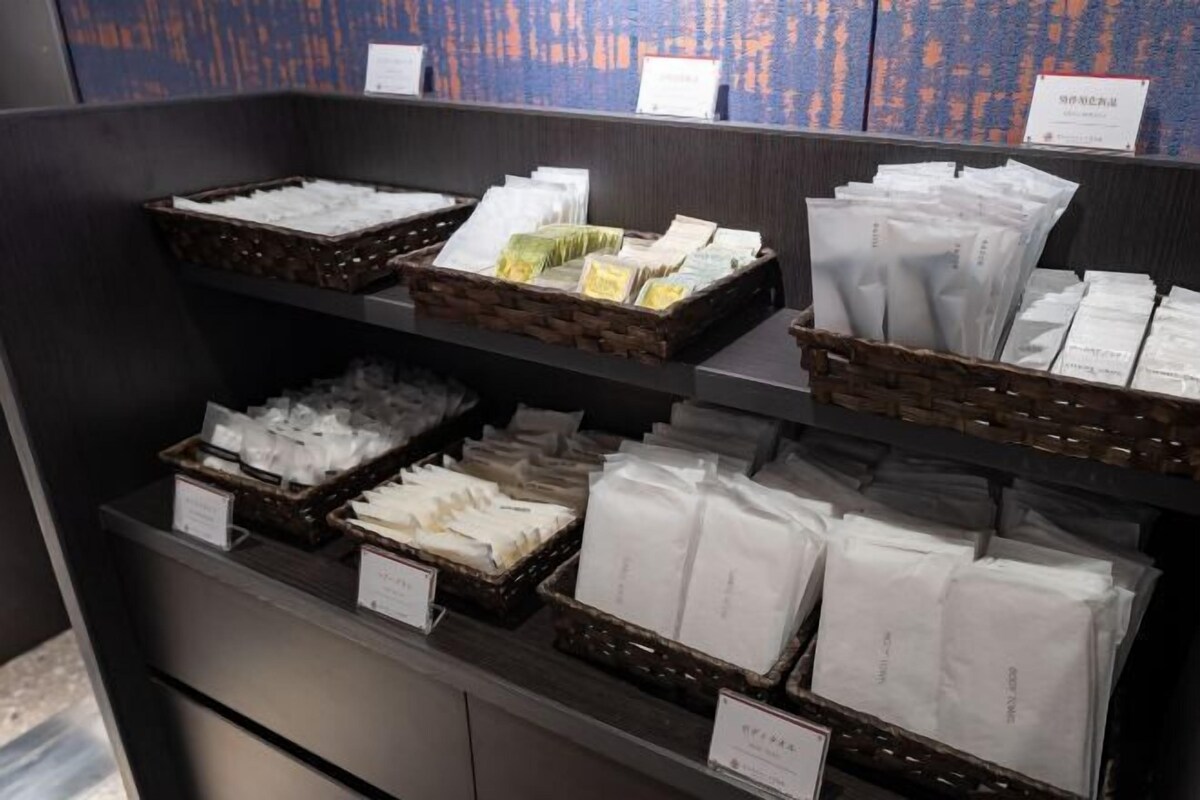 Une présentation de produits emballés dans des paniers, avec les étiquettes et les étiquettes de prix bien visibles.
