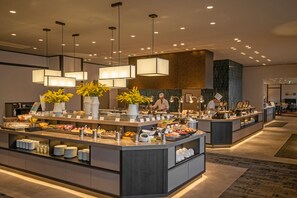 Petit déjeuner et dîner servis sur place