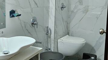 Family Room | Bathroom | Separate bathtub and shower, towels