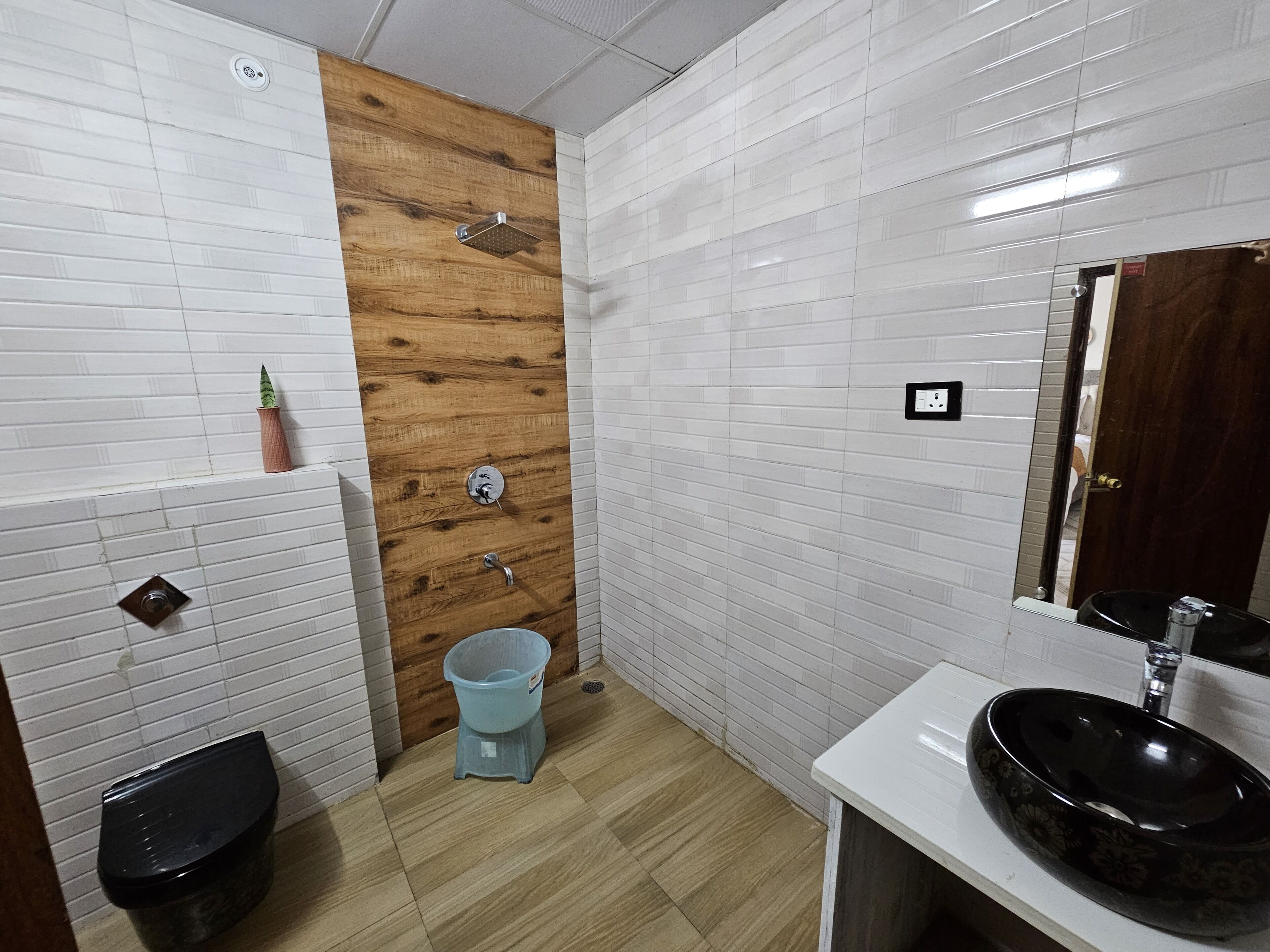 Family Room | Bathroom | Separate bathtub and shower, towels