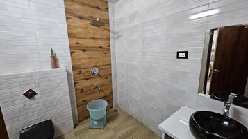Family Room | Bathroom | Separate bathtub and shower, towels