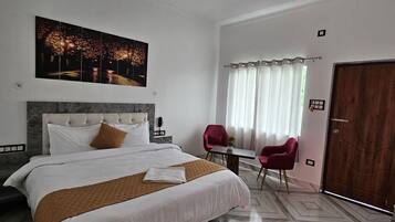 Standard Room | 1 bedroom, memory-foam beds, soundproofing, bed sheets