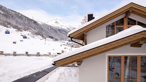 Une montagne enneigée, avec un télésiège visible au loin.