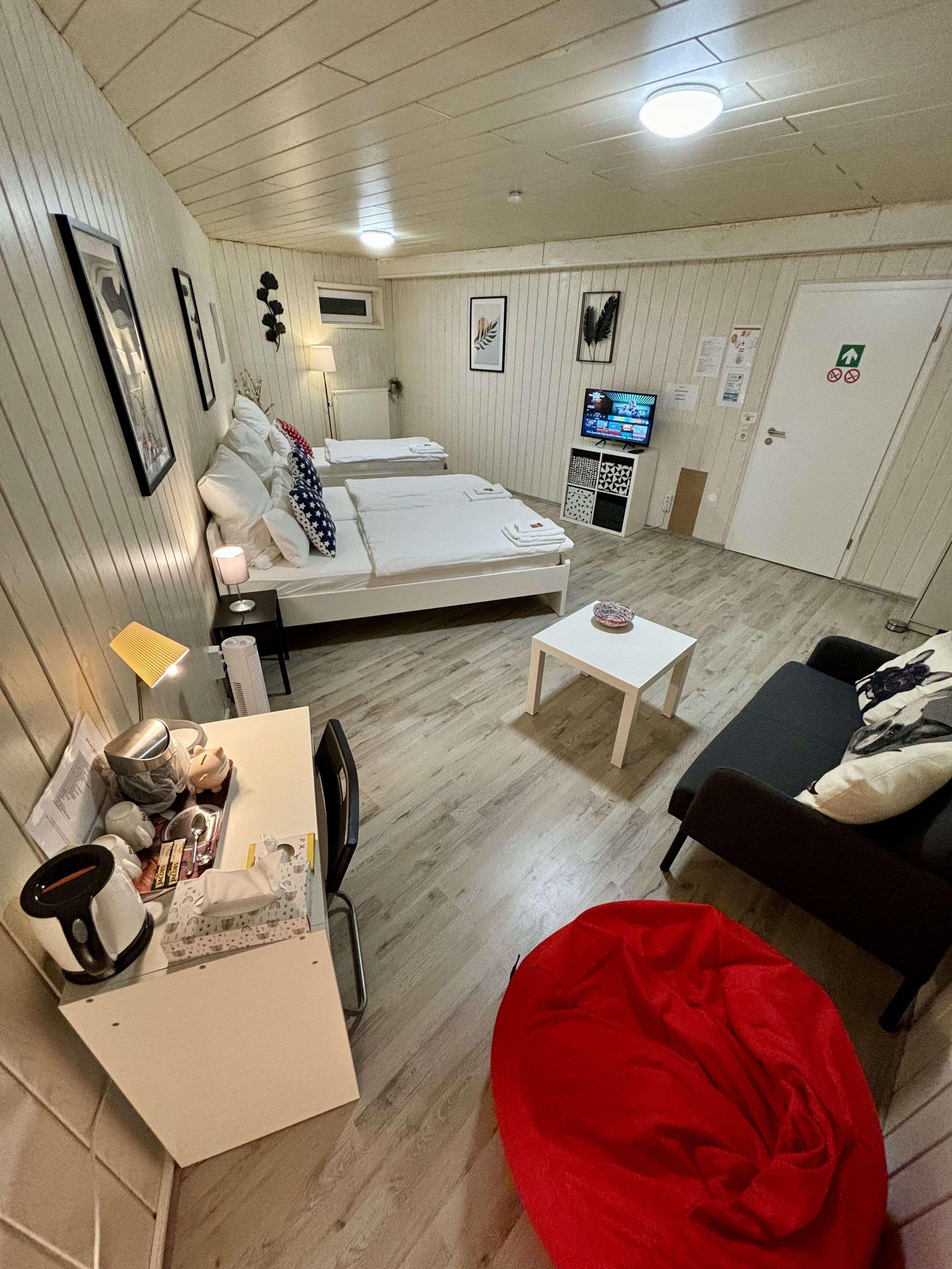 1 habitación, escritorio, tabla de planchar con plancha y wifi gratis 