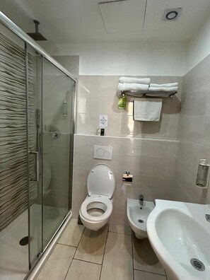 Standaard kamer, 1 tweepersoonsbed | Badkamer | Een haardroger, pantoffels