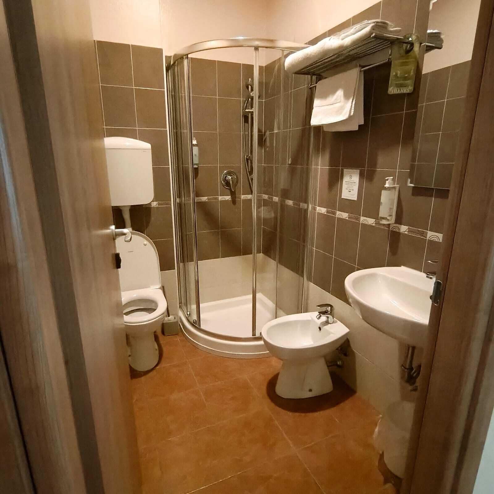 Phòng 3 Economy | Phòng tắm | Máy sấy tóc, dép đi trong nhà 