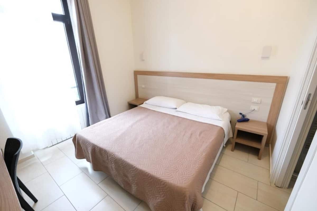 Camera Standard, 1 letto matrimoniale | Ferro/asse da stiro, Wi-Fi gratuito