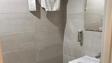 Standaard kamer, 1 twijfelaar | Badkamer | Een haardroger, pantoffels