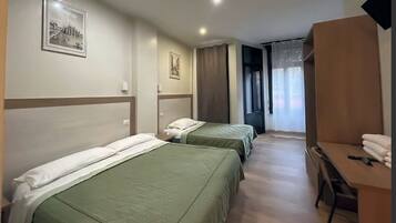 Kolmen hengen economy-huone | Silitysrauta/-lauta, ilmainen Wi-Fi