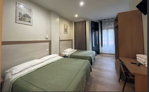 Economy Triple Room | Iron/ironing board, free WiFi - Hotel 26 (Milan)