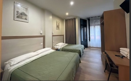 Tripla Economy | Ferro/asse da stiro, Wi-Fi gratuito. Hotel 26
