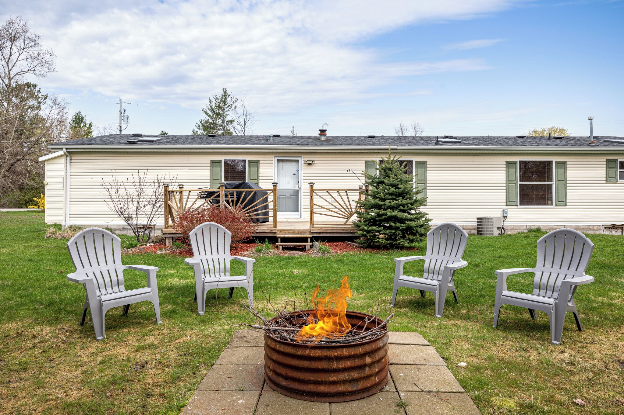 🌺 Elk Rapids Retreat 3BDR Vacation Home | Newly Renovated