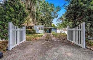 Property grounds - Cabin House Near UCF, Valencia & Hospital!
 (Orlando)