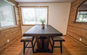 Dining - Cabin House Near UCF, Valencia & Hospital!
 (Orlando)