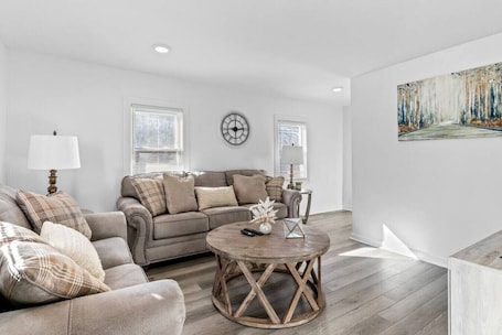 TV. Warm & Welcoming 5BR Home