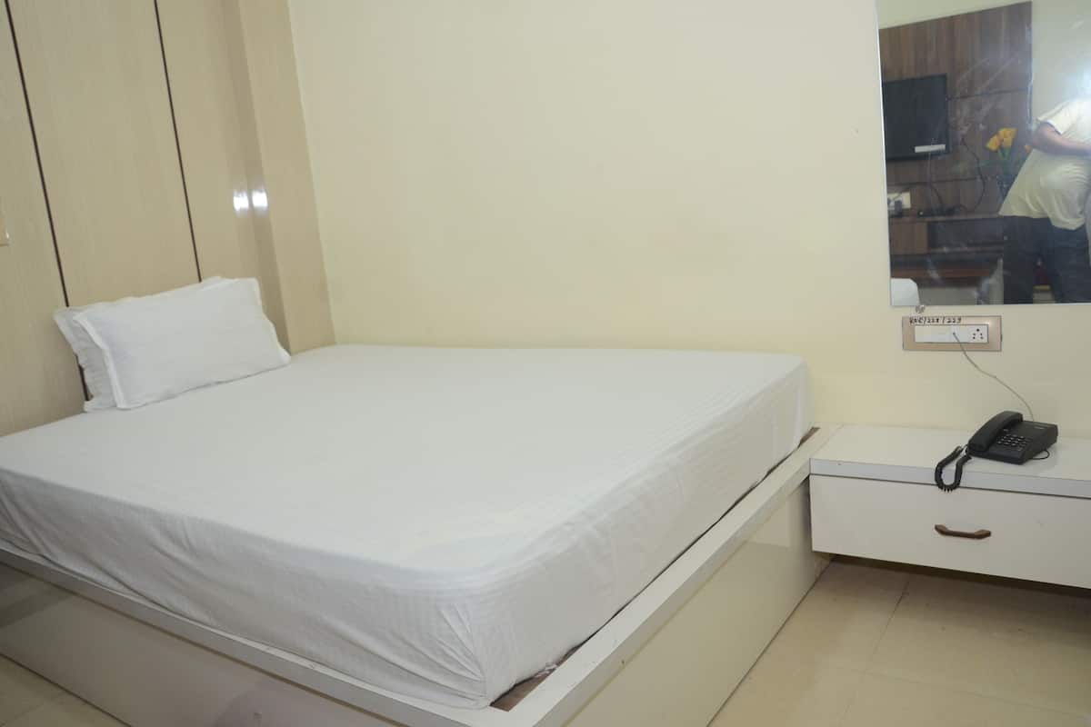 Desk, iron/ironing board, free WiFi