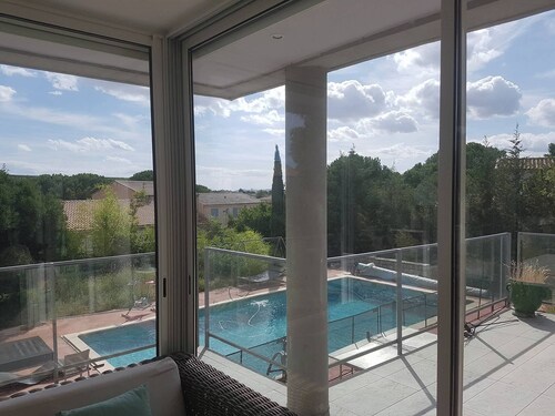 Très Belle Villa Avec Grande Piscine de 12x6 sur 2200 m2. La Campagne en Ville