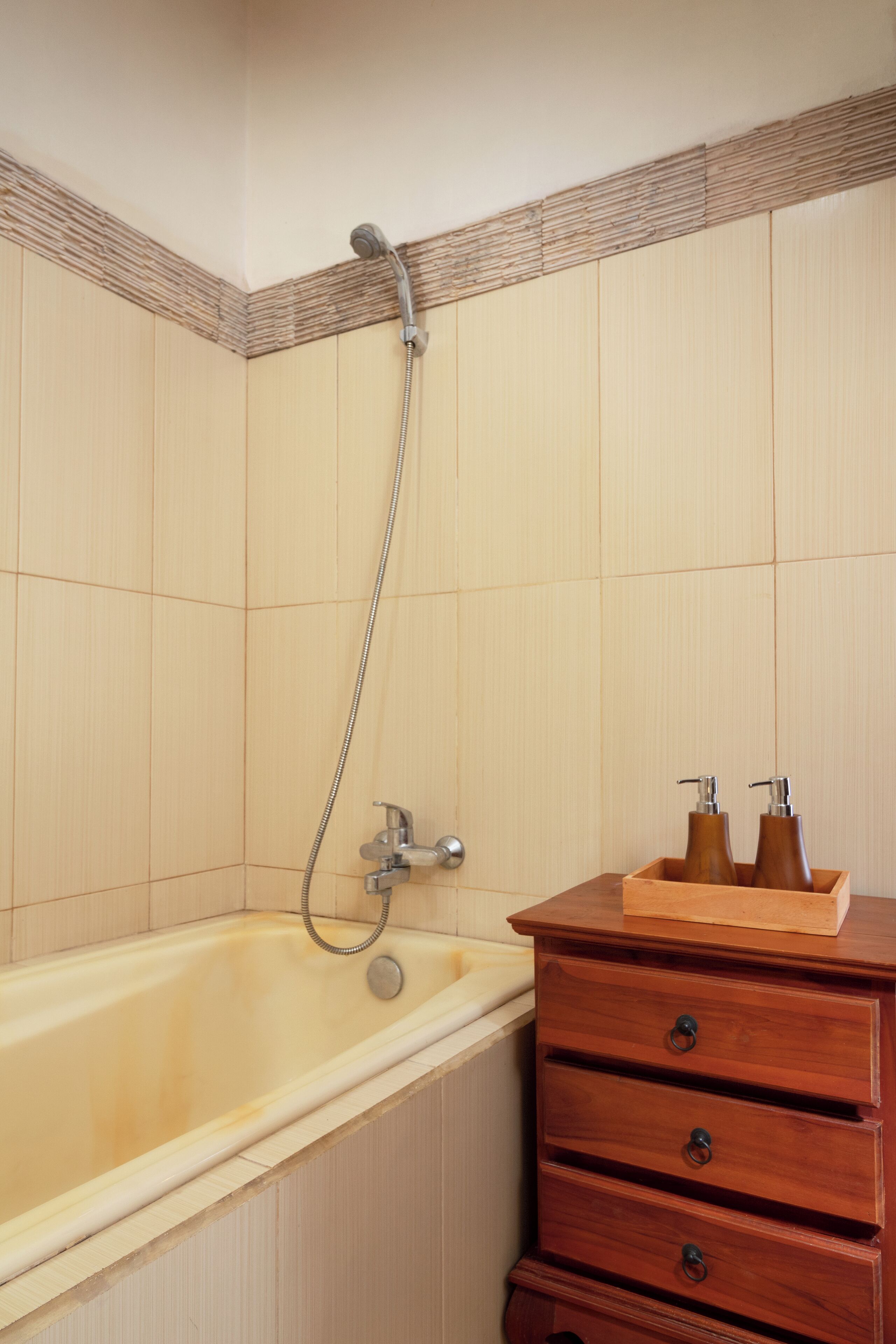 Bañera y ducha independientes, cabezal de ducha tipo lluvia y zapatillas