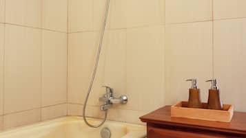 Bañera y ducha independientes, cabezal de ducha tipo lluvia y zapatillas