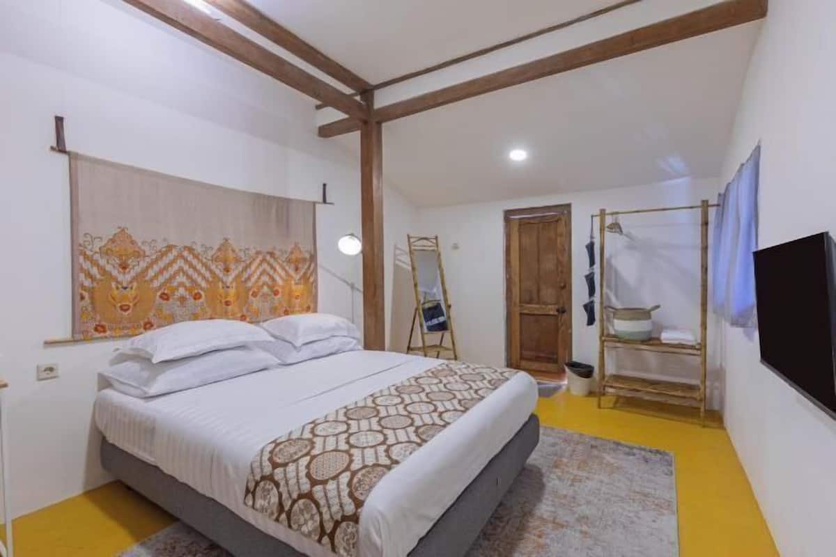 Ropa de cama de alta calidad, artículos del minibar gratis y escritorio