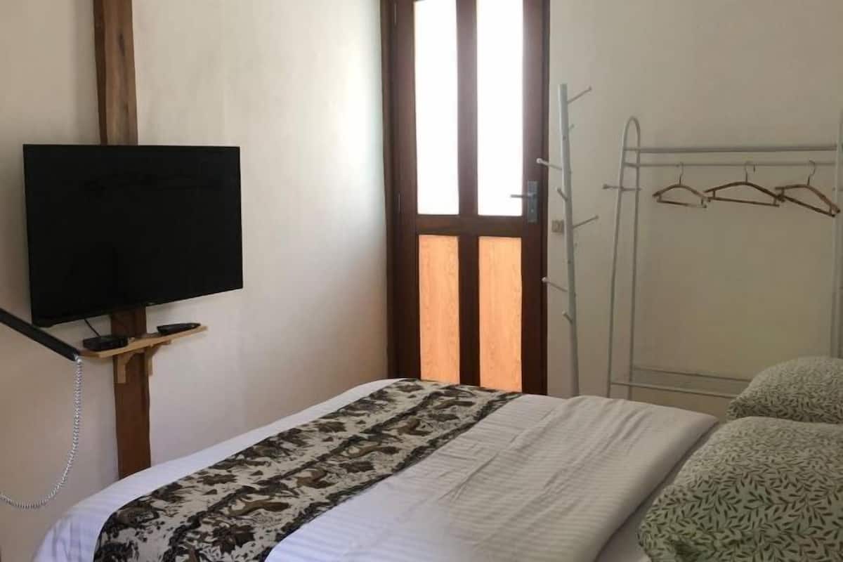 Ropa de cama de alta calidad, artículos del minibar gratis y escritorio