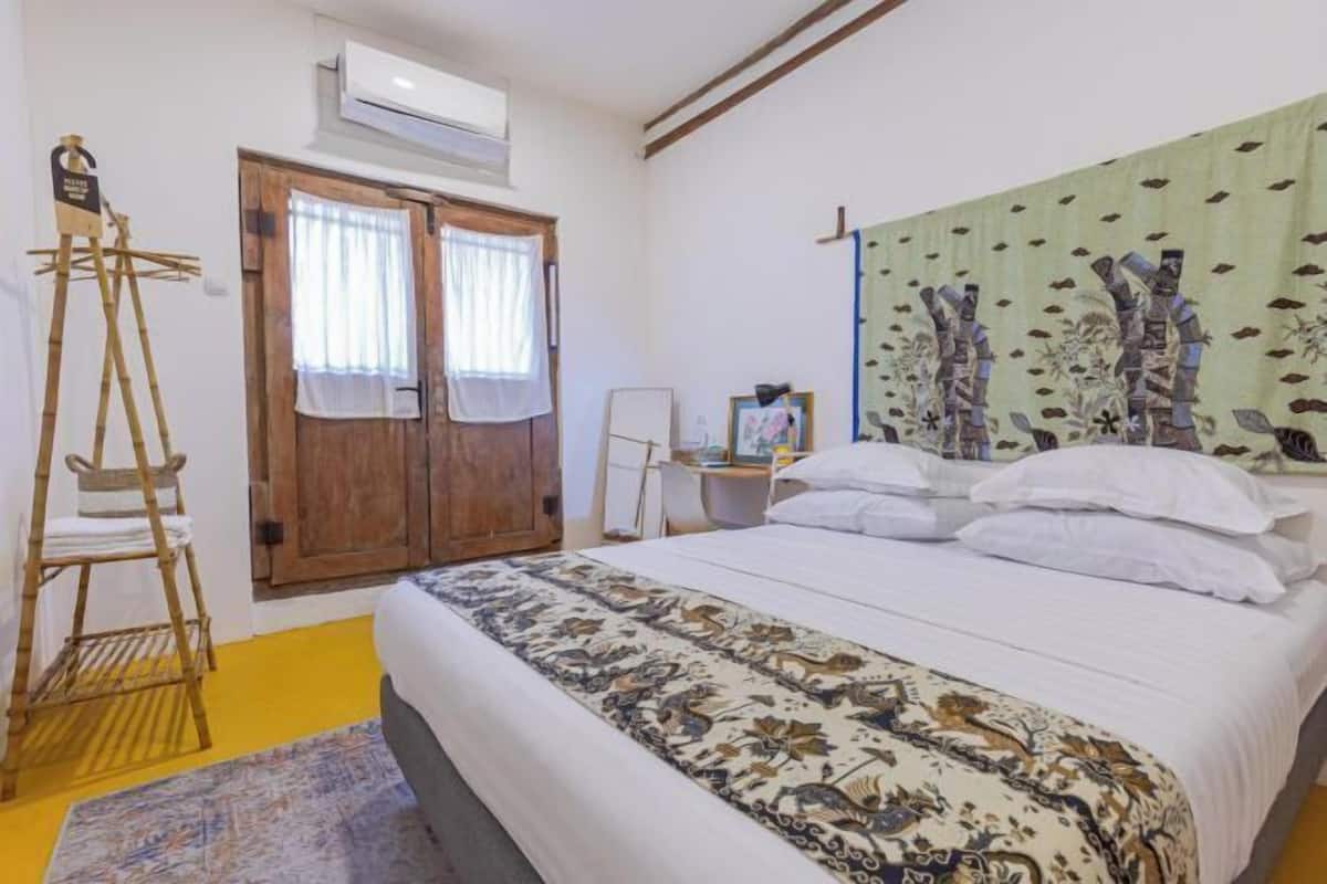 Ropa de cama de alta calidad, artículos del minibar gratis y escritorio