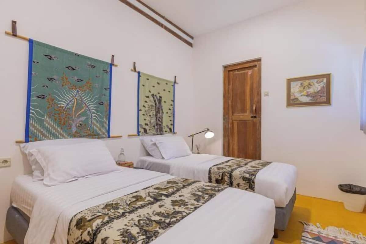 Ropa de cama de alta calidad, artículos del minibar gratis y escritorio
