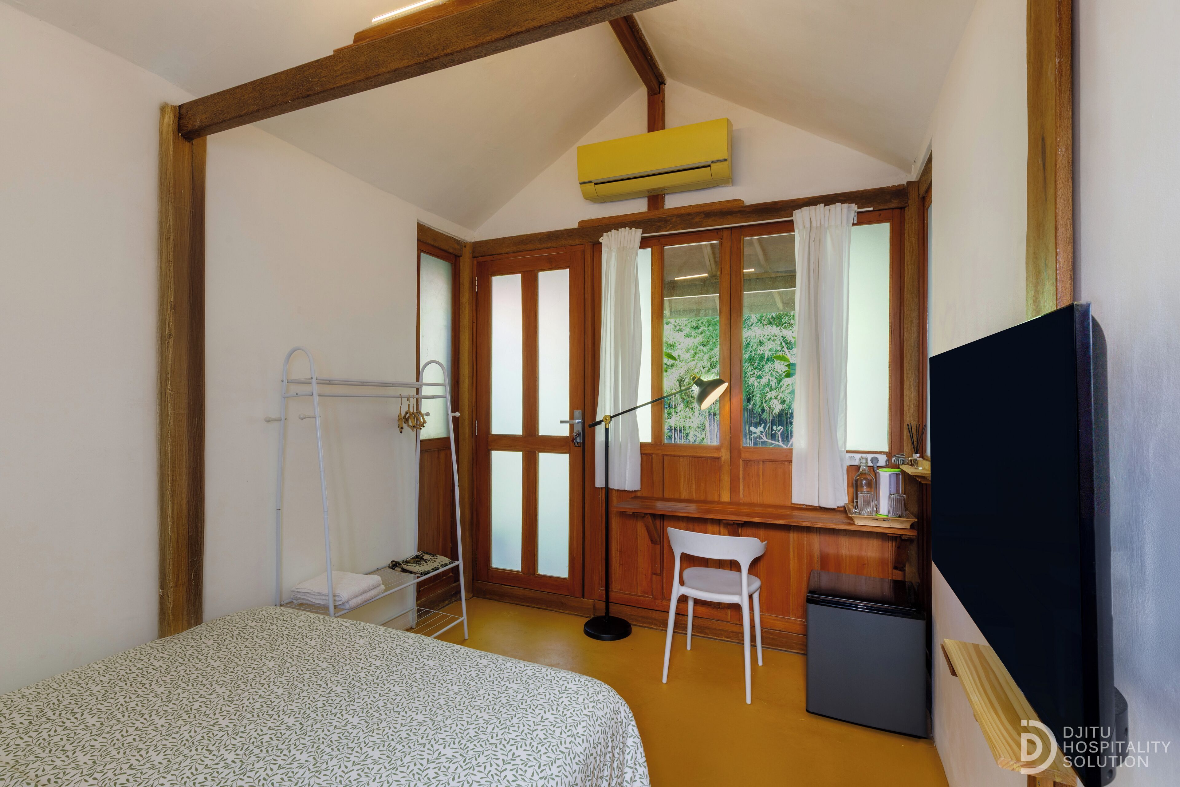 Ropa de cama de alta calidad, artículos del minibar gratis y escritorio 