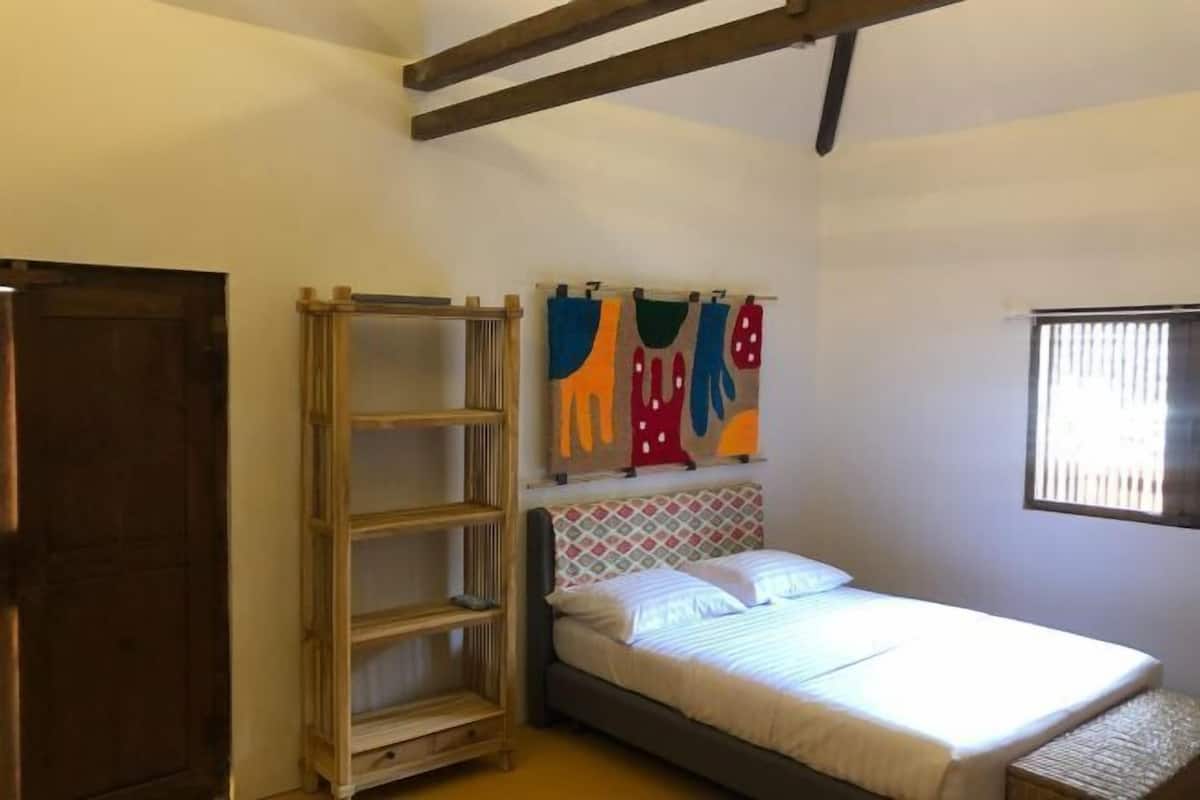 Ropa de cama de alta calidad, artículos del minibar gratis y escritorio