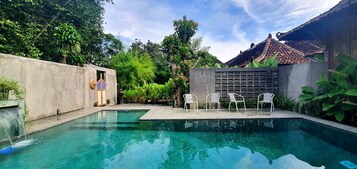 Una piscina al aire libre