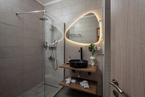 Douche, sèche-cheveux, serviettes fournies, savon